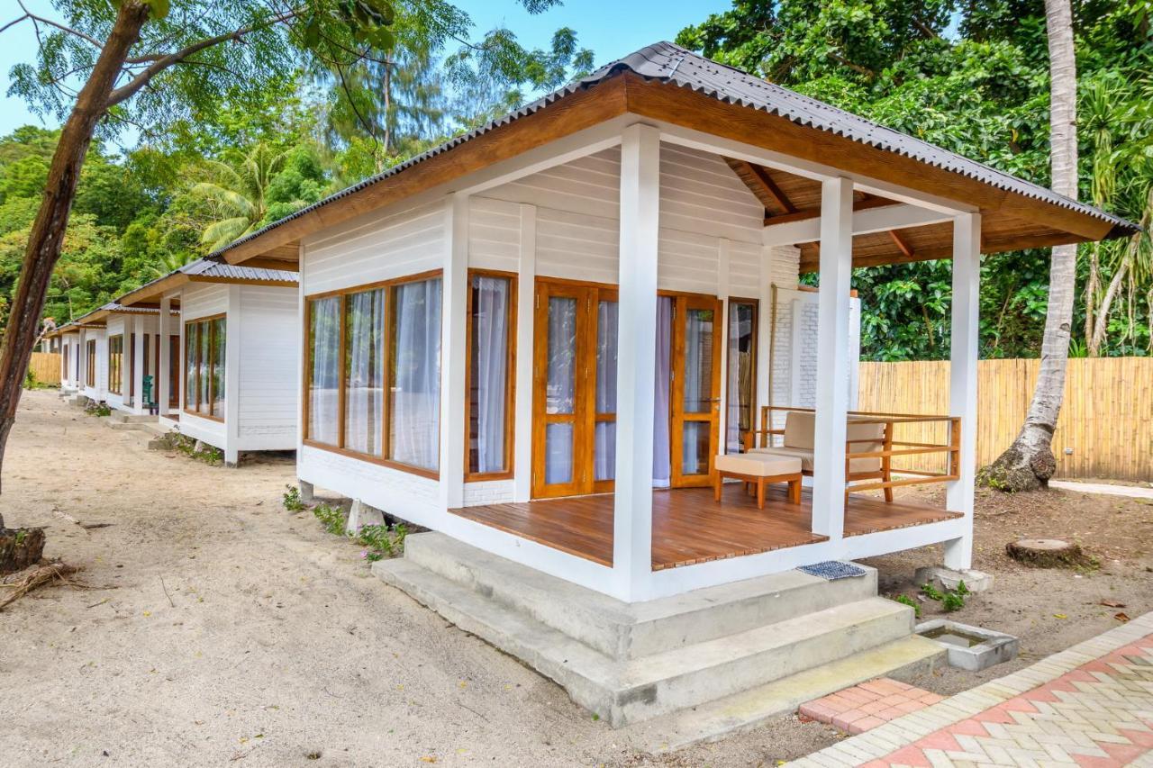 White Sands Beach Resort Lembeh Bitung Екстериор снимка